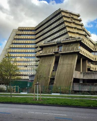 Central Post Administration Building Post-Pyramide
